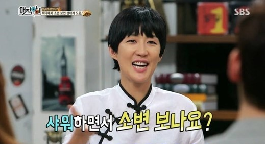 샤워하면서 오줌 누는 건 비정상일까?