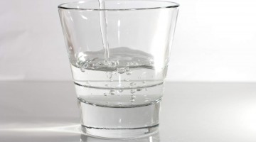 아뇨, 당신은 하루에 8잔씩 물을 안 마셔도 됩니다