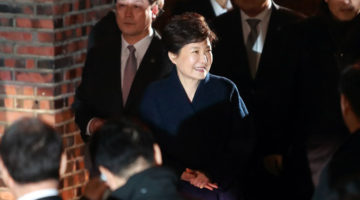 박근혜 웃음 뒤의 편집증, 38년 전보다 심해졌다