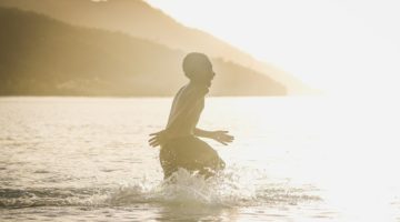 “행복은 소득 수준과 비례한다”