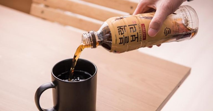 보리차를 커피로 착각한 여자