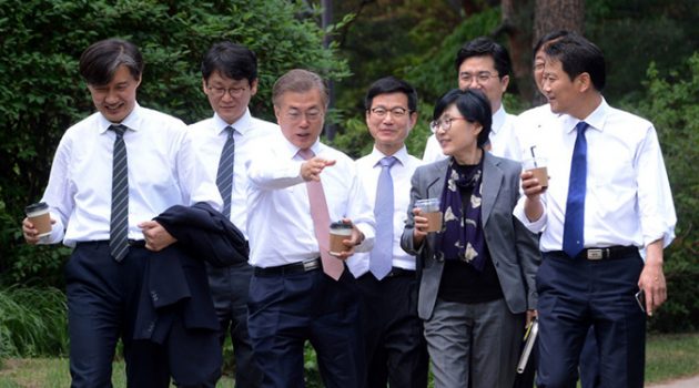‘운동권 청와대’? 조선일보의 터무니없는 기준
