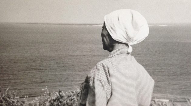 ‘순결한’ 소녀상 뒤로 사라지는 사람들