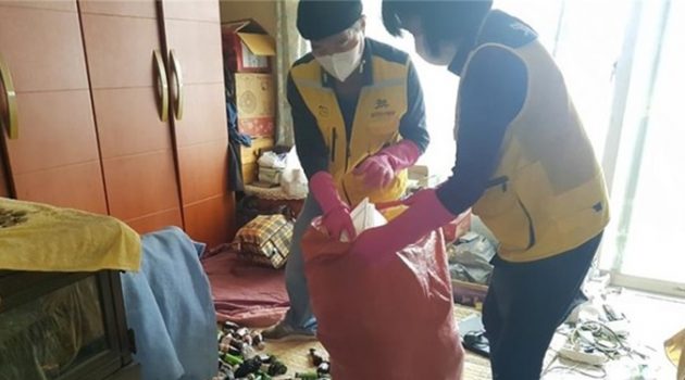 “바퀴벌레 몸살 앓는 집, ‘깔끄미사업단’ 청소 전문가가 깨끗하게”